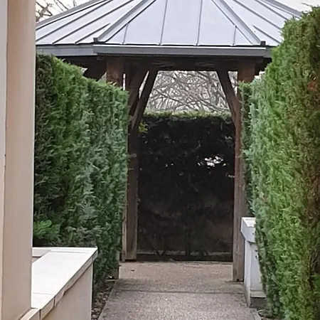 Proche Rer E Apartman